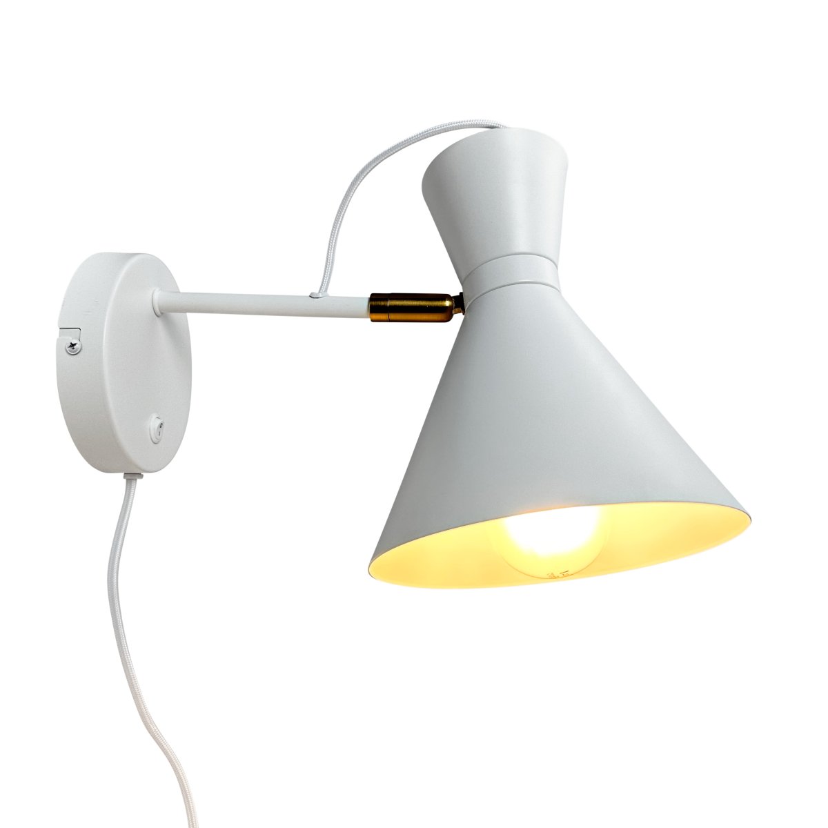 Cindy Wit leeslamp Van Dyberg Larsen - Of u nu op zoek bent naar een praktische lichtbron of een decoratief detail, de Cindy wandlamp &ndash; wit met messing &ndash; Een uitstekende keuze om zowel stijl als functionaliteit toe te voegen aan elke kamer in uw huis.