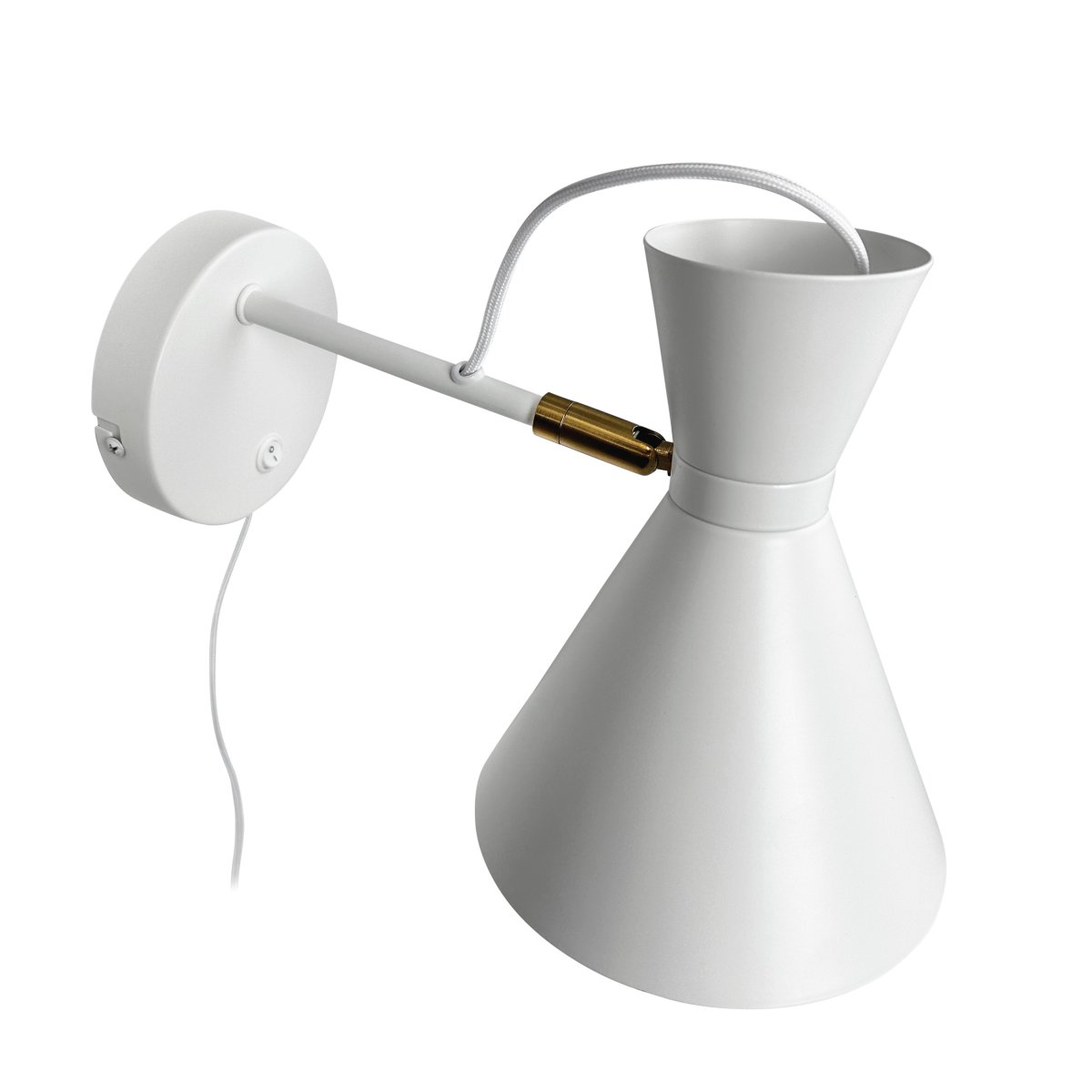 Cindy Wit leeslamp Van Dyberg Larsen - Of u nu op zoek bent naar een praktische lichtbron of een decoratief detail, de Cindy wandlamp &ndash; wit met messing &ndash; Een uitstekende keuze om zowel stijl als functionaliteit toe te voegen aan elke kamer in uw huis.