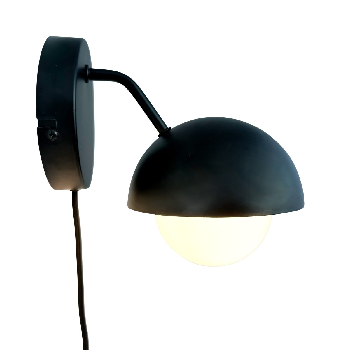 Rose Ø15 Matzwart wandlamp Van Dyberg Larsen - De glazen koepel zorgt voor een natuurlijke lichtverspreiding en cre&euml;ert een warme en uitnodigende sfeer in de kamer.