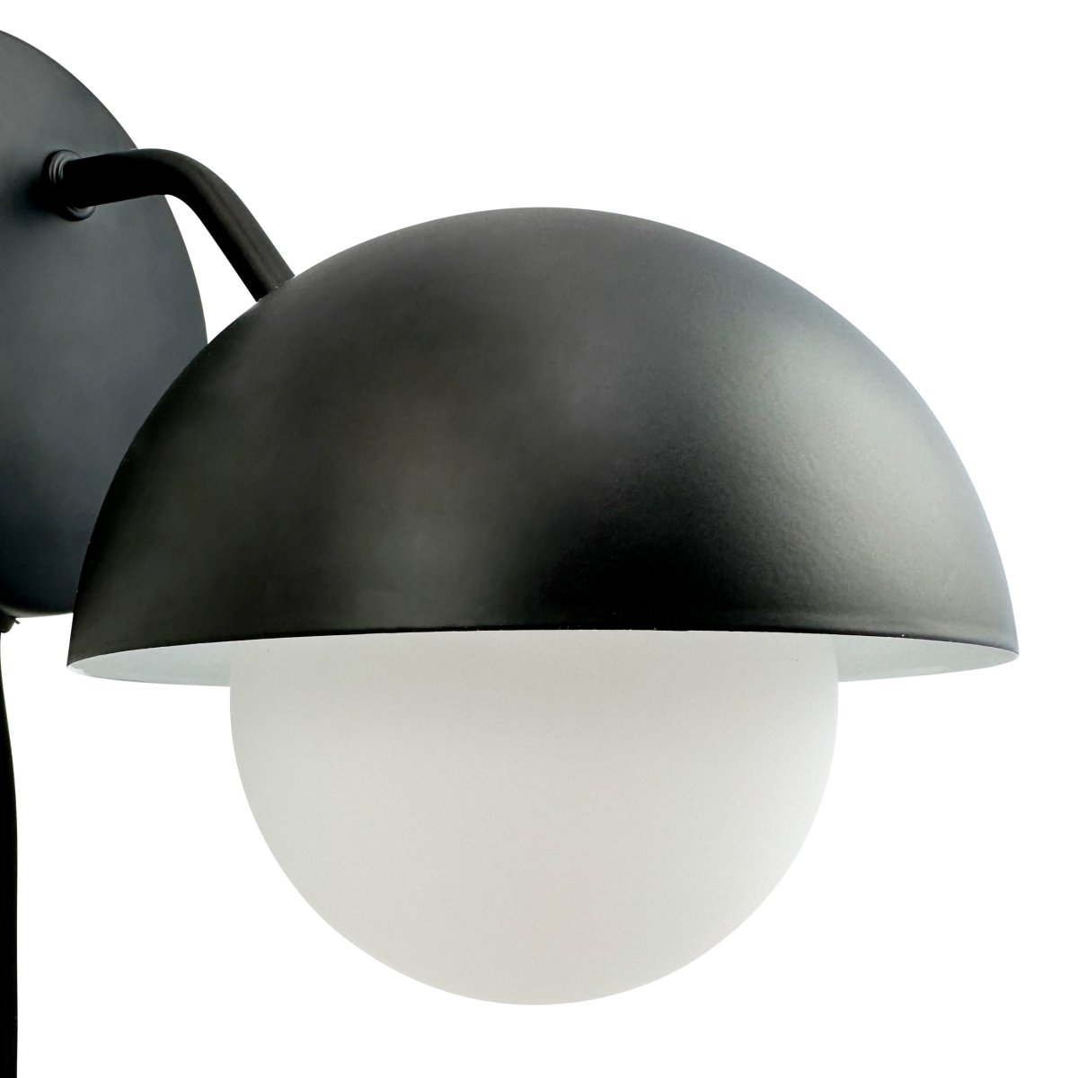 Rose Ø15 Matzwart wandlamp Van Dyberg Larsen - De glazen koepel zorgt voor een natuurlijke lichtverspreiding en cre&euml;ert een warme en uitnodigende sfeer in de kamer.