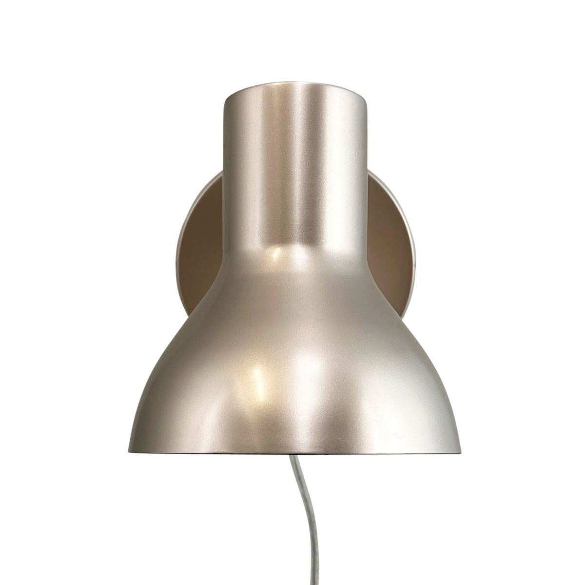 Bob Beige leeslamp Van Dyberg Larsen - Bob &auml;r det perfekta valet f&ouml;r det moderna hemmet och kombinerar stilren design med funktionalitet.