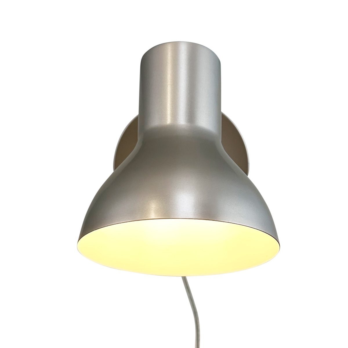 Bob Beige leeslamp Van Dyberg Larsen - Bob &auml;r det perfekta valet f&ouml;r det moderna hemmet och kombinerar stilren design med funktionalitet.