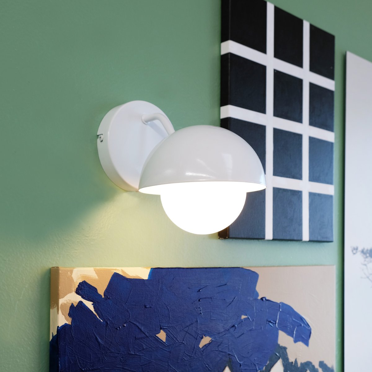 Rose Ø15 Glanzend wit wandlamp Van Dyberg Larsen - De glazen koepel zorgt voor een natuurlijke lichtverspreiding en creëert een warme en uitnodigende sfeer in de kamer.