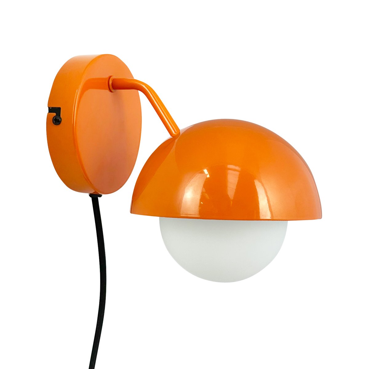 Rose Ø15 glanzend oranje wandlamp Van Dyberg Larsen - De glazen koepel zorgt voor een natuurlijke lichtverspreiding en creëert een warme en uitnodigende sfeer in de kamer.