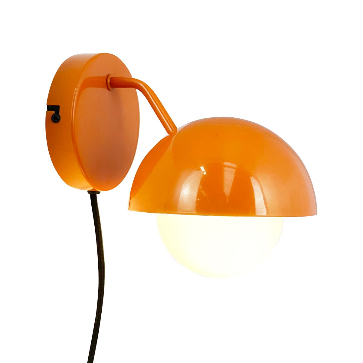 Rose Ø15 glanzend oranje wandlamp Van Dyberg Larsen - De glazen koepel zorgt voor een natuurlijke lichtverspreiding en creëert een warme en uitnodigende sfeer in de kamer.