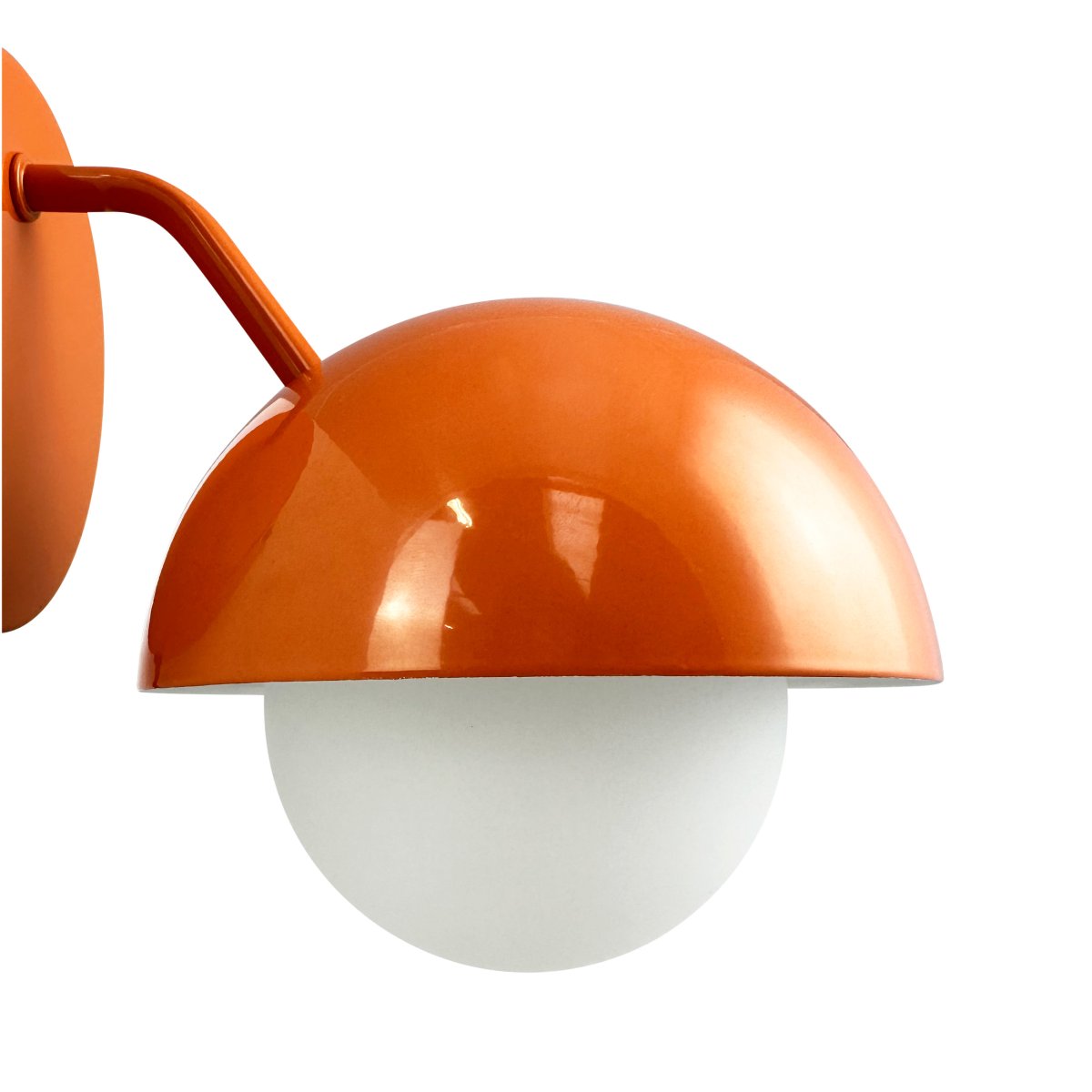 Rose Ø15 glanzend oranje wandlamp Van Dyberg Larsen - De glazen koepel zorgt voor een natuurlijke lichtverspreiding en creëert een warme en uitnodigende sfeer in de kamer.