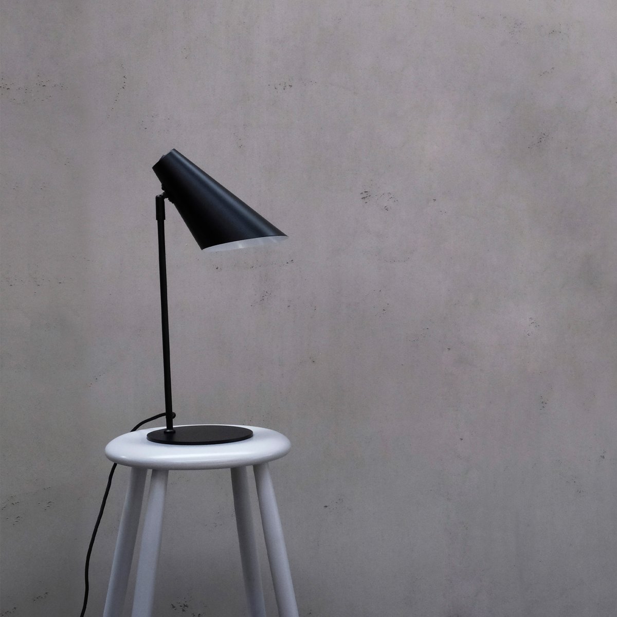 Cale 50cm Zwart bureaulamp Van Dyberg Larsen - De tafellamp in matzwart metaal en de lampenkop die vrij kan draaien, is perfect als leeslamp in de slaapkamer of als stijlvol interieurdetail in de woonkamer.