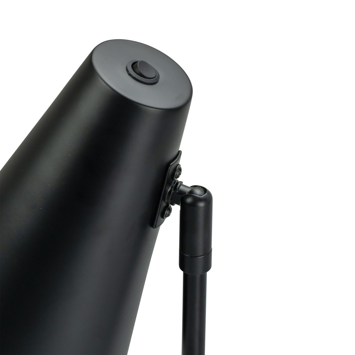 Cale 50cm Zwart bureaulamp Van Dyberg Larsen - De tafellamp in matzwart metaal en de lampenkop die vrij kan draaien, is perfect als leeslamp in de slaapkamer of als stijlvol interieurdetail in de woonkamer.