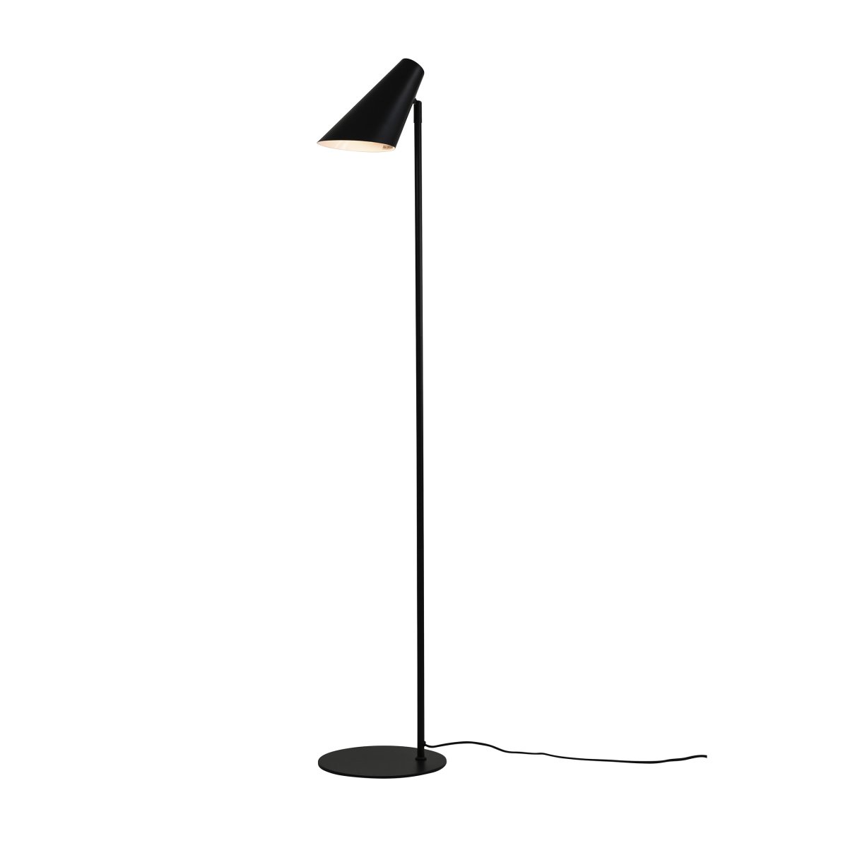 Cale Zwart vloerlamp Van Dyberg Larsen - De staande lamp in matzwart metaal en de lampenkop die vrij kan draaien, is perfect als leeslamp in de woonkamer of als stijlvol interieurdetail in een donkere hoek.