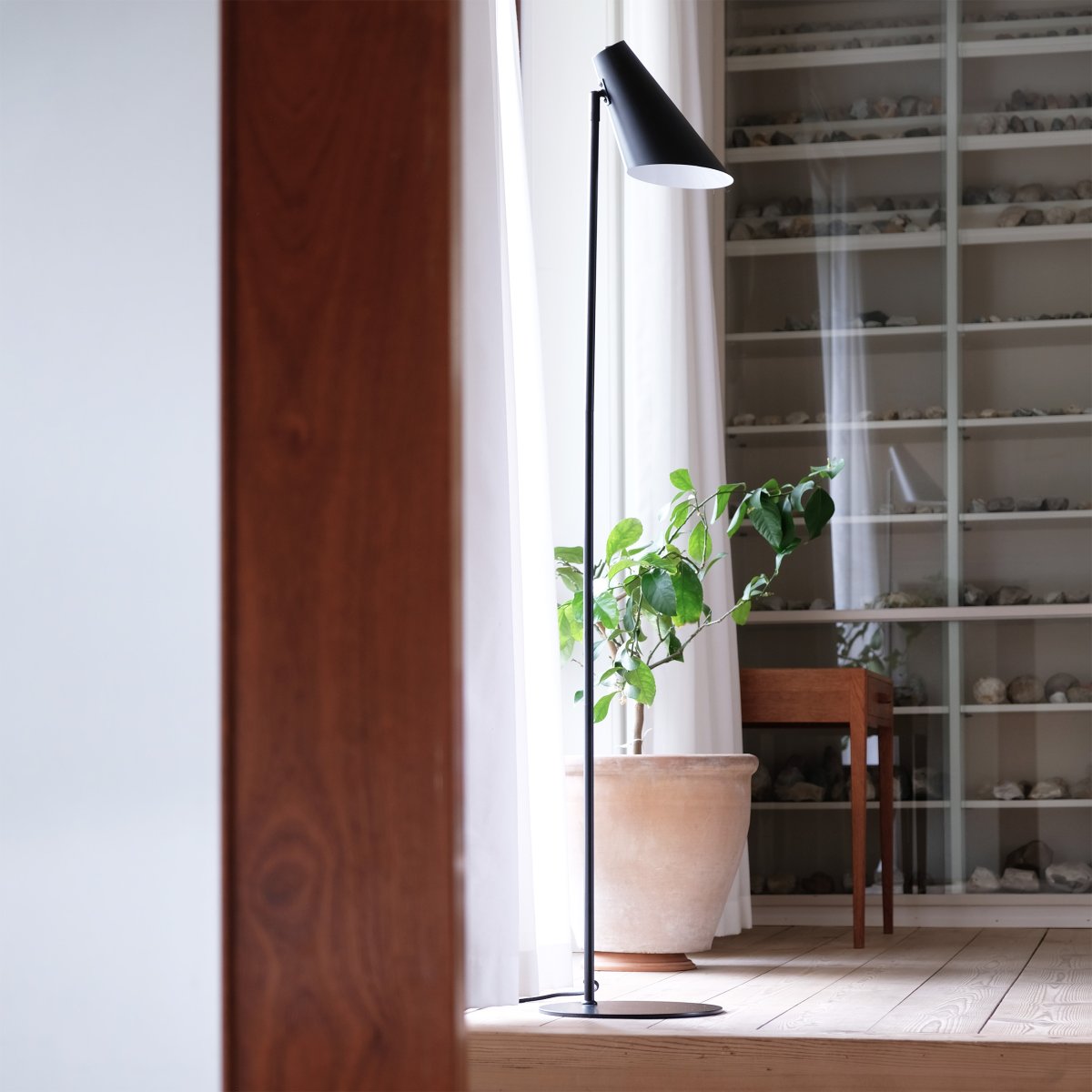 Cale Zwart vloerlamp Van Dyberg Larsen - De staande lamp in matzwart metaal en de lampenkop die vrij kan draaien, is perfect als leeslamp in de woonkamer of als stijlvol interieurdetail in een donkere hoek.