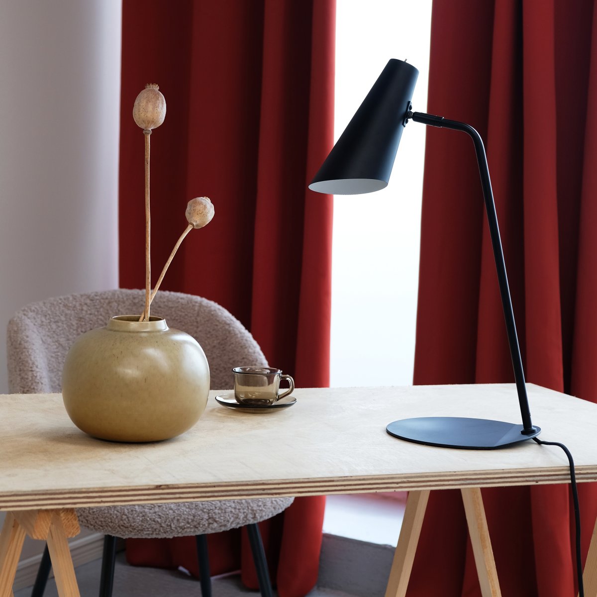 Noa 54cm Zwart bureaulamp Van Dyberg Larsen - Noa is een serie met een elegante en minimalistische uitstraling.