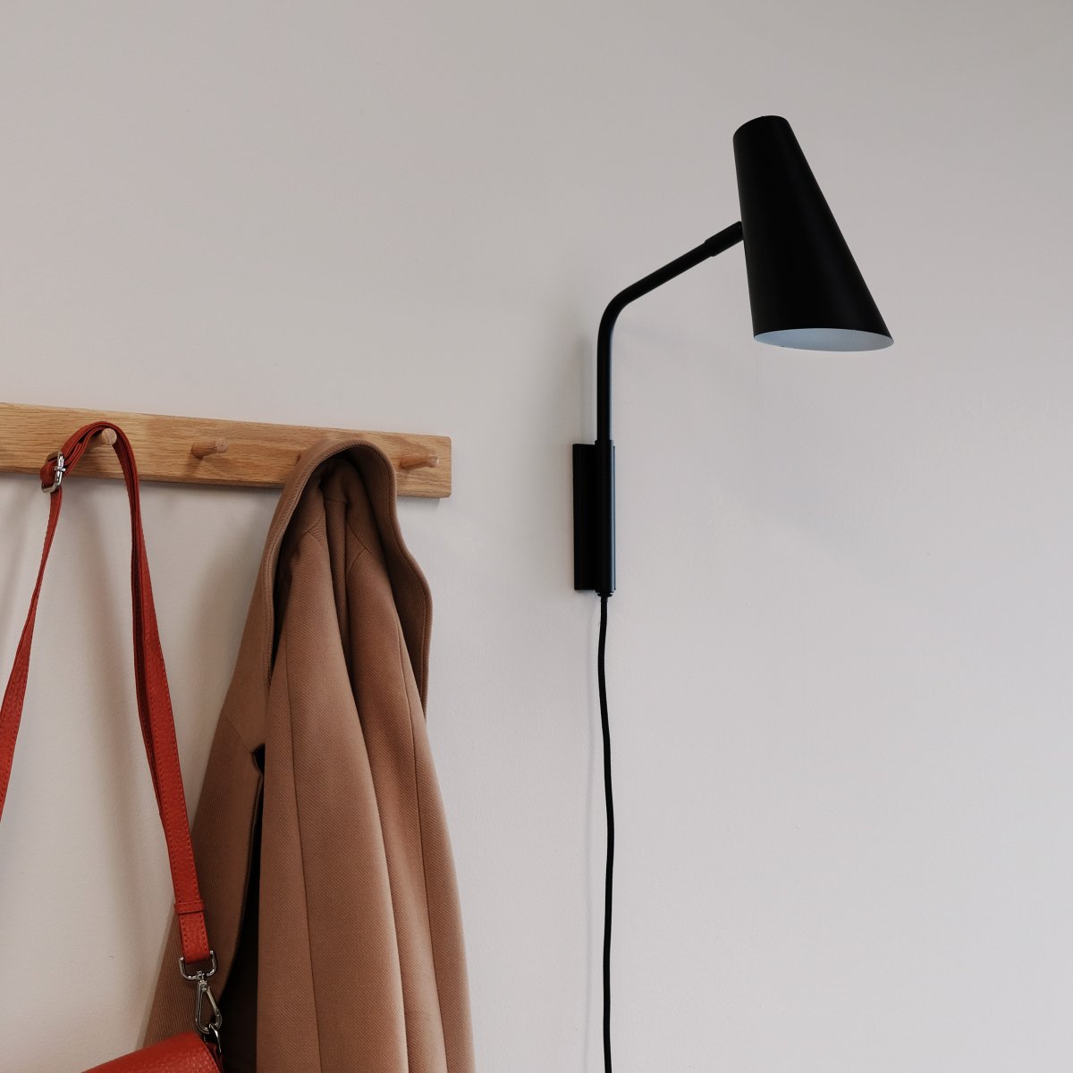 Noa 38cm Zwart wandlamp Van Dyberg Larsen - Noa is een serie met een elegante en minimalistische uitstraling.