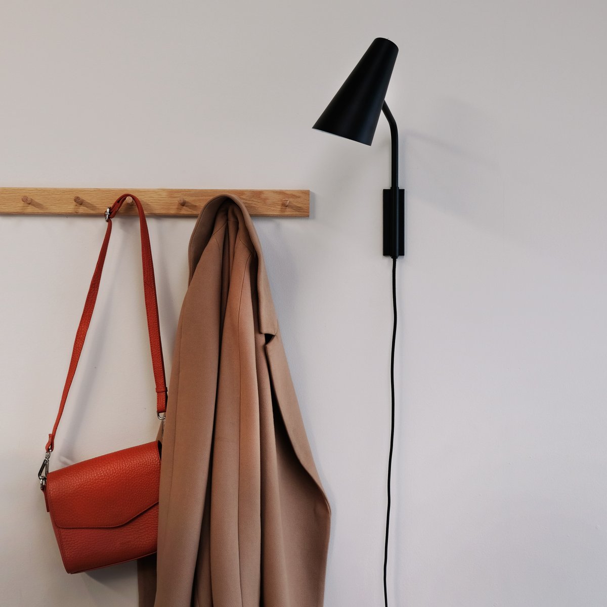 Noa 38cm Zwart wandlamp Van Dyberg Larsen - Noa is een serie met een elegante en minimalistische uitstraling.