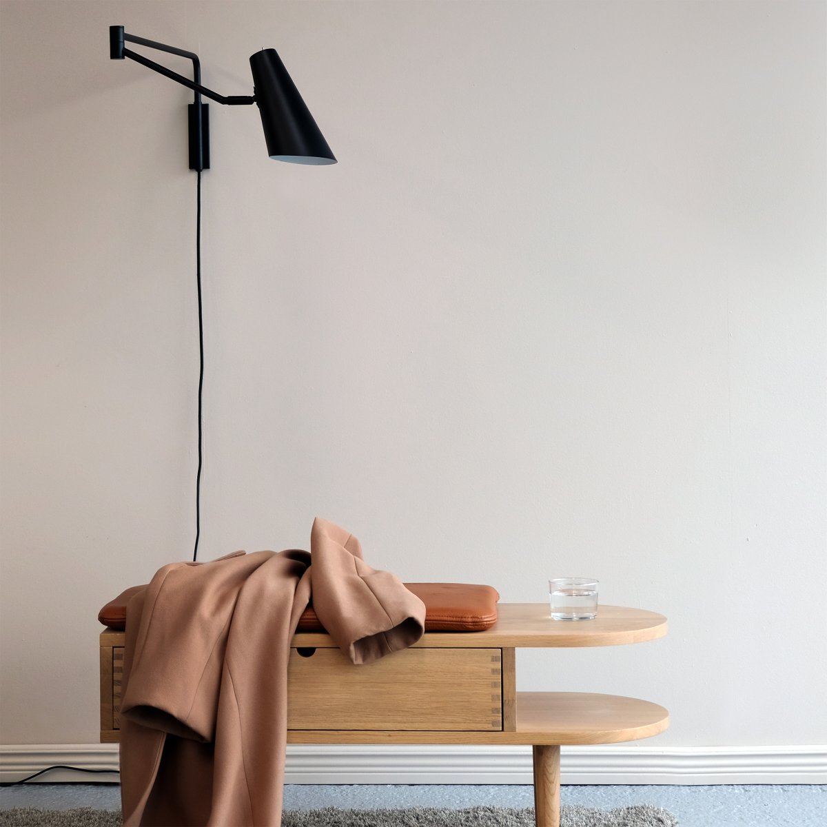 Noa 83cm Zwart wandlamp Van Dyberg Larsen - Noa is een serie met een elegante en minimalistische uitstraling.