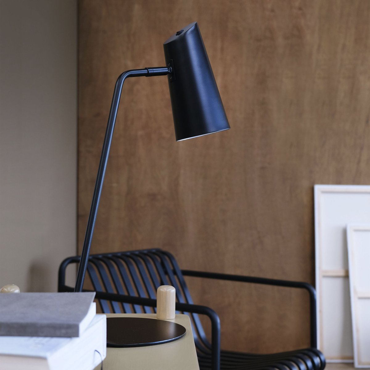 Pallas 55cm Zwart bureaulamp Van Dyberg Larsen - Dankzij de schuine spot is deze lamp ook ideaal als leeslamp voor onderweg.
