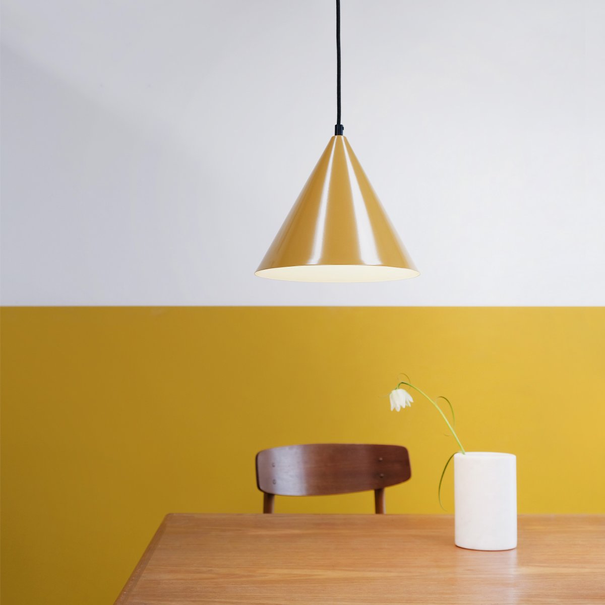 Ron Ø25 Kerrie hanglamp Van Dyberg Larsen - Moderne hanglamp met een eenvoudig design en een vleugje retro.