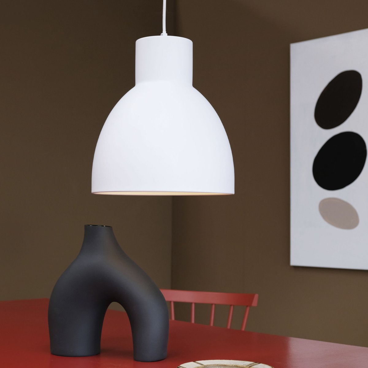 Coast Ø25 Wit hanglamp Van Dyberg Larsen - De in Denemarken ontworpen Coast-serie van Dyberg Larsen heeft elegante lijnen en stijlvolle, gebogen armaturen en bestaat uit designlampen zoals hanglampen, wandlampen, tafellampen en staande lampen in zwart of wit.