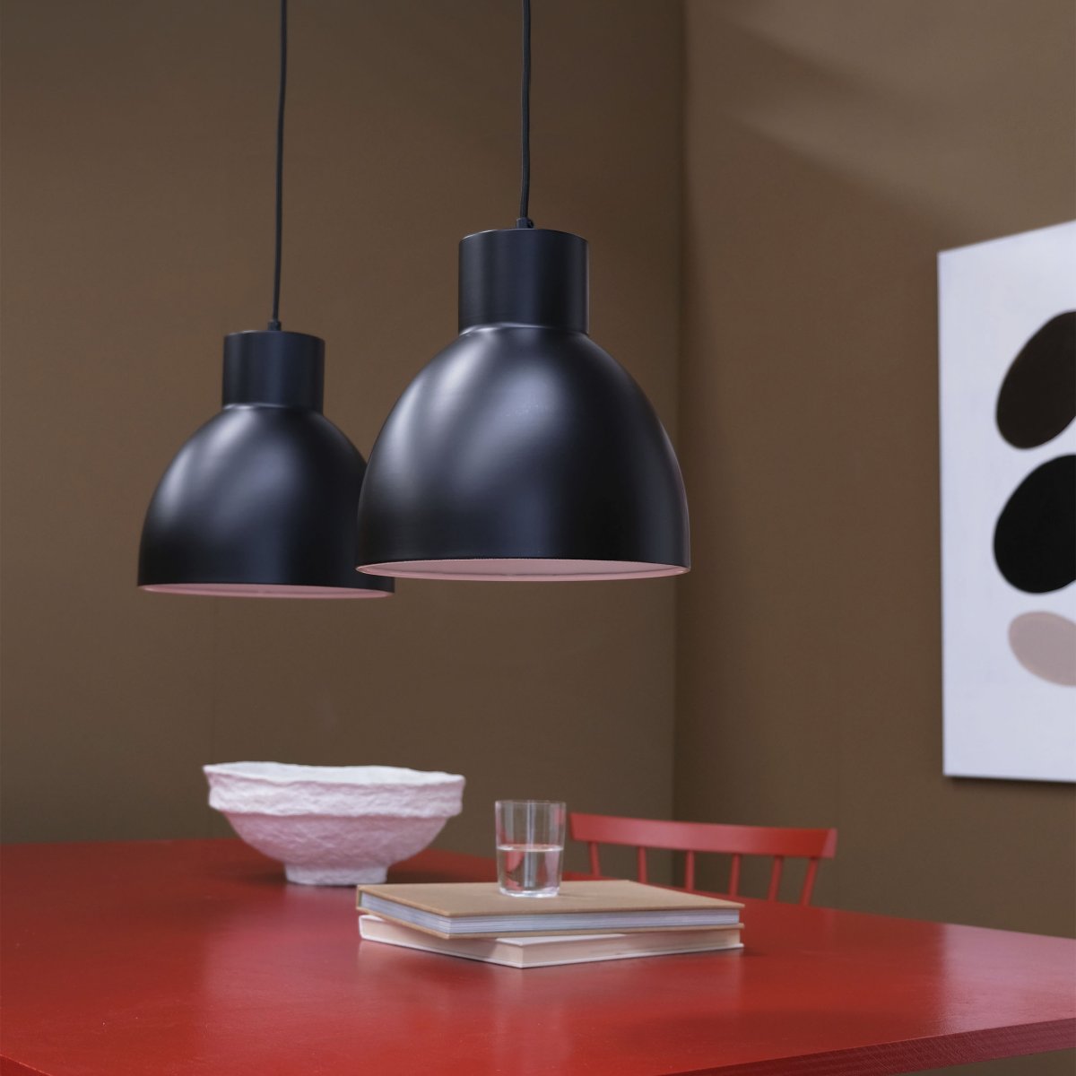 Coast Ø25 Zwart hanglamp Van Dyberg Larsen - De in Denemarken ontworpen Coast-serie van Dyberg Larsen heeft elegante lijnen en stijlvolle, gebogen armaturen en bestaat uit designlampen zoals hanglampen, wandlampen, tafellampen en staande lampen in zwart of wit.