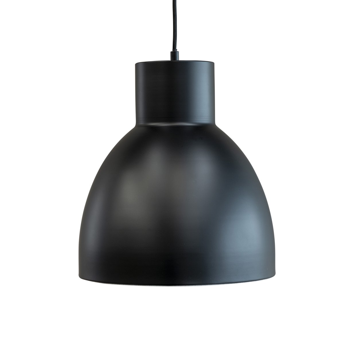 Coast Ø30 Zwart hanglamp Van Dyberg Larsen - De in Denemarken ontworpen Coast-serie van Dyberg Larsen heeft elegante lijnen en stijlvolle, gebogen armaturen en bestaat uit designlampen zoals hanglampen, wandlampen, tafellampen en staande lampen in zwart of wit.