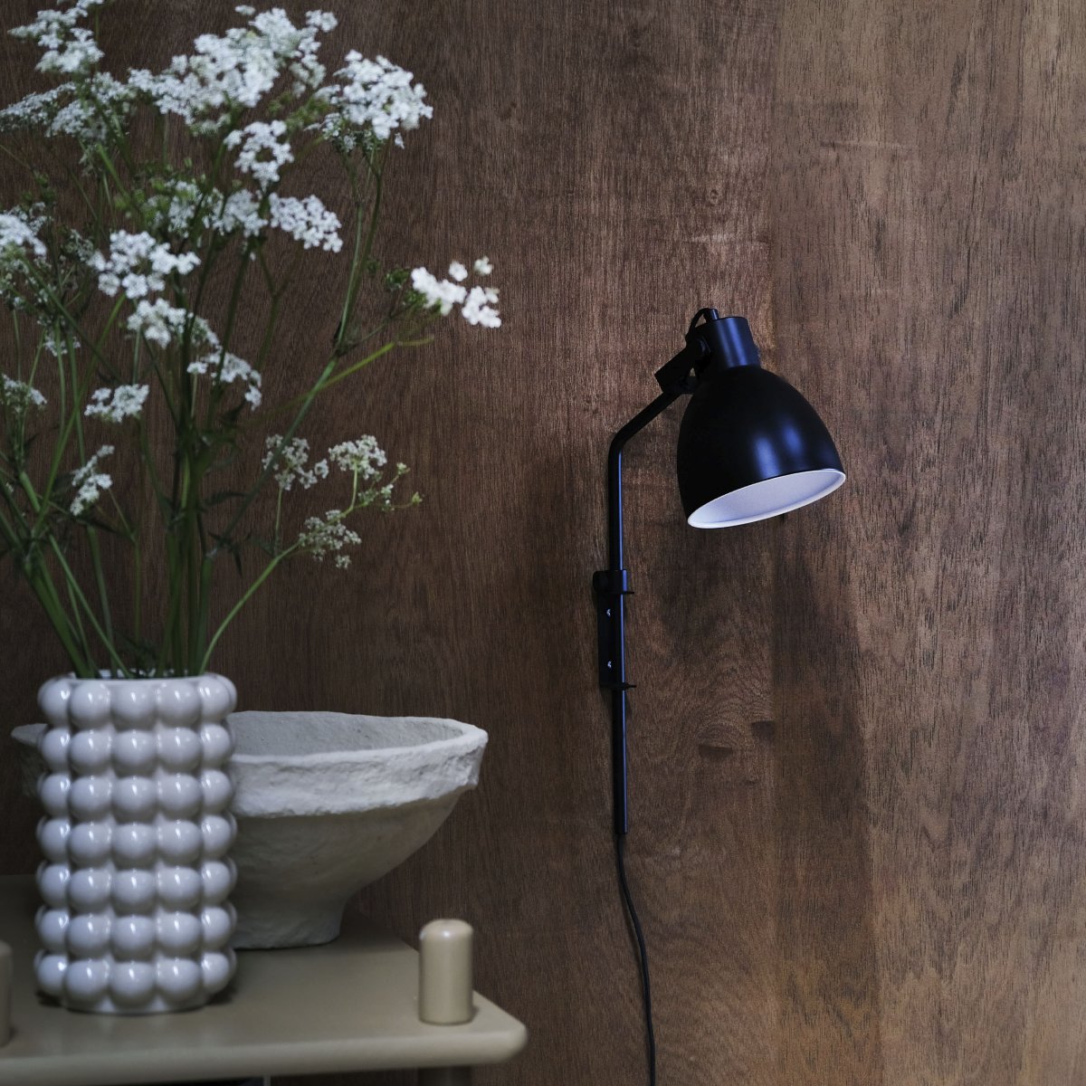 Coast 48cm Zwart wandlamp Van Dyberg Larsen - Coast is eenvoudig te installeren met een simpele beugel en past zowel in moderne appartementen als in klassieke huizen.