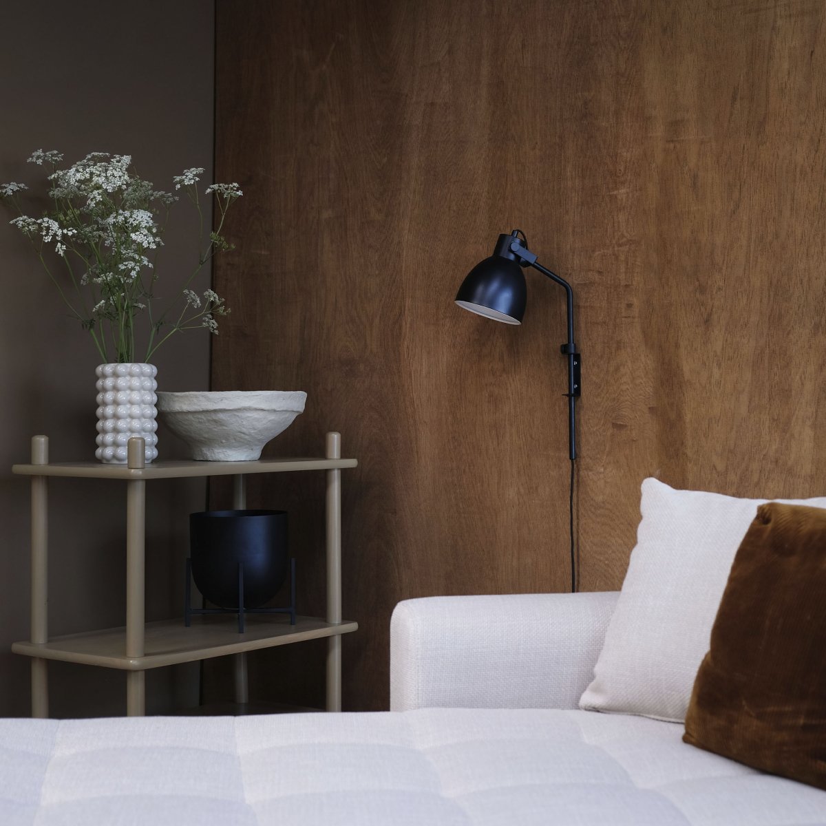 Coast 48cm Zwart wandlamp Van Dyberg Larsen - Coast is eenvoudig te installeren met een simpele beugel en past zowel in moderne appartementen als in klassieke huizen.