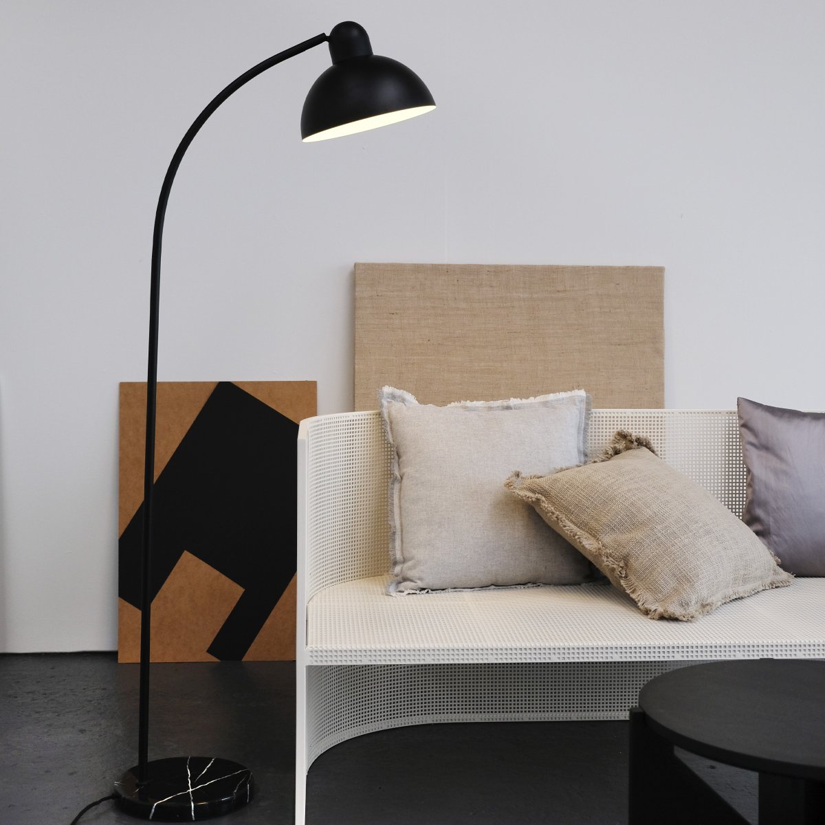 Eric Zwart vloerlamp Van Dyberg Larsen - Gemaakt van zwart metaal in combinatie met de marmeren voet, vormt het een stijlvol interieurdetail in huis.