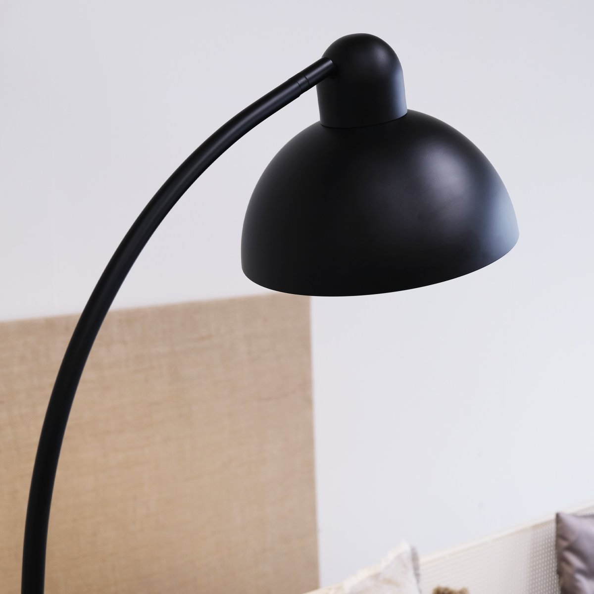 Eric Zwart vloerlamp Van Dyberg Larsen - Gemaakt van zwart metaal in combinatie met de marmeren voet, vormt het een stijlvol interieurdetail in huis.