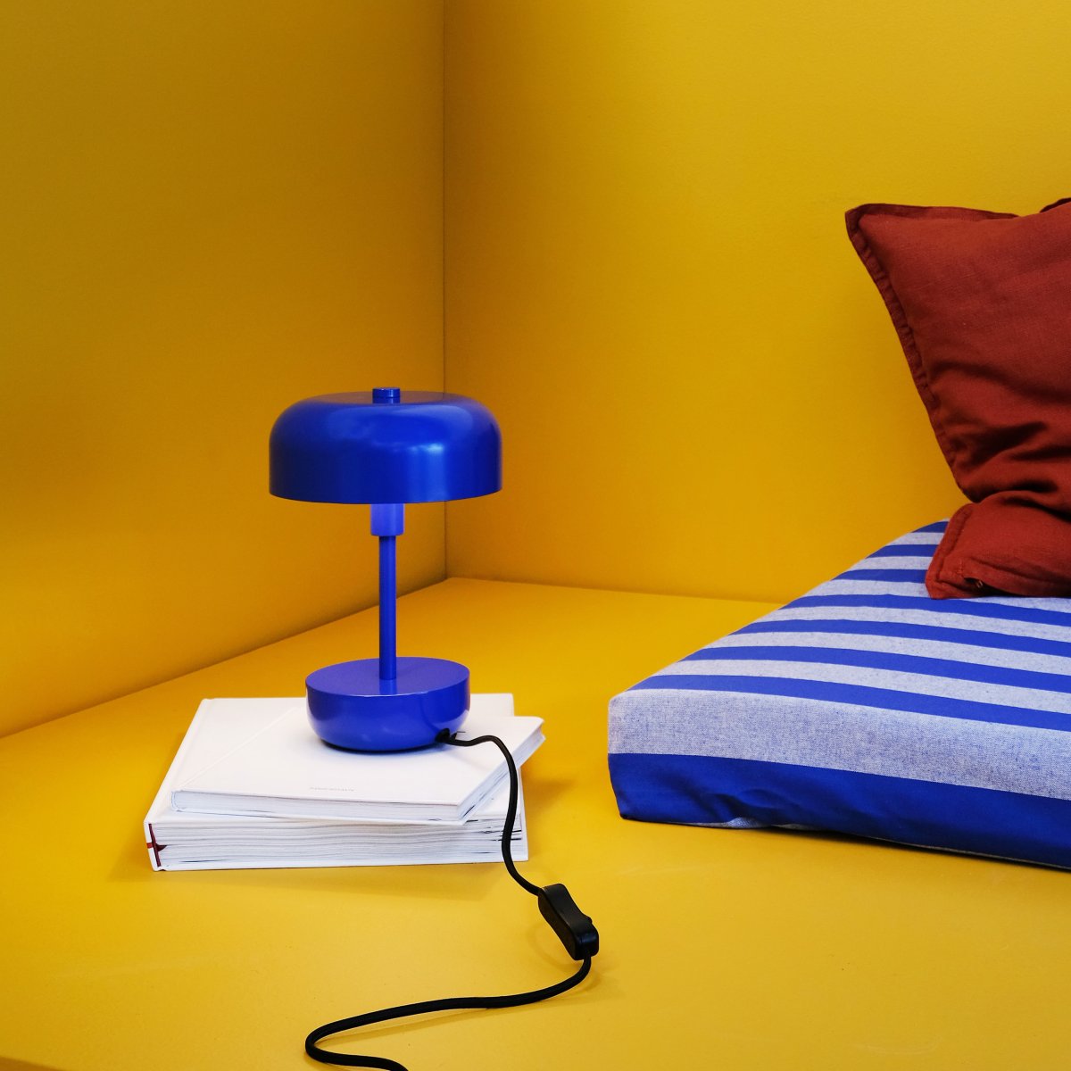 Haipot 25cm Blauw tafellamp Van Dyberg Larsen - De Haipot-serie is verkrijgbaar in zowel stijlvolle als levendige tinten en zorgt voor een opvallende uitstraling en een modern kamerthema.