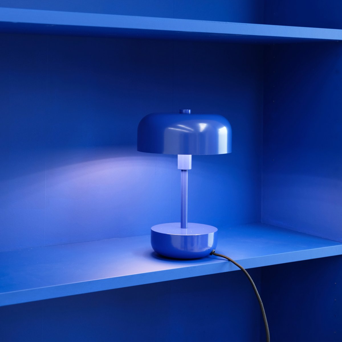 Haipot 25cm Blauw tafellamp Van Dyberg Larsen - De Haipot-serie is verkrijgbaar in zowel stijlvolle als levendige tinten en zorgt voor een opvallende uitstraling en een modern kamerthema.