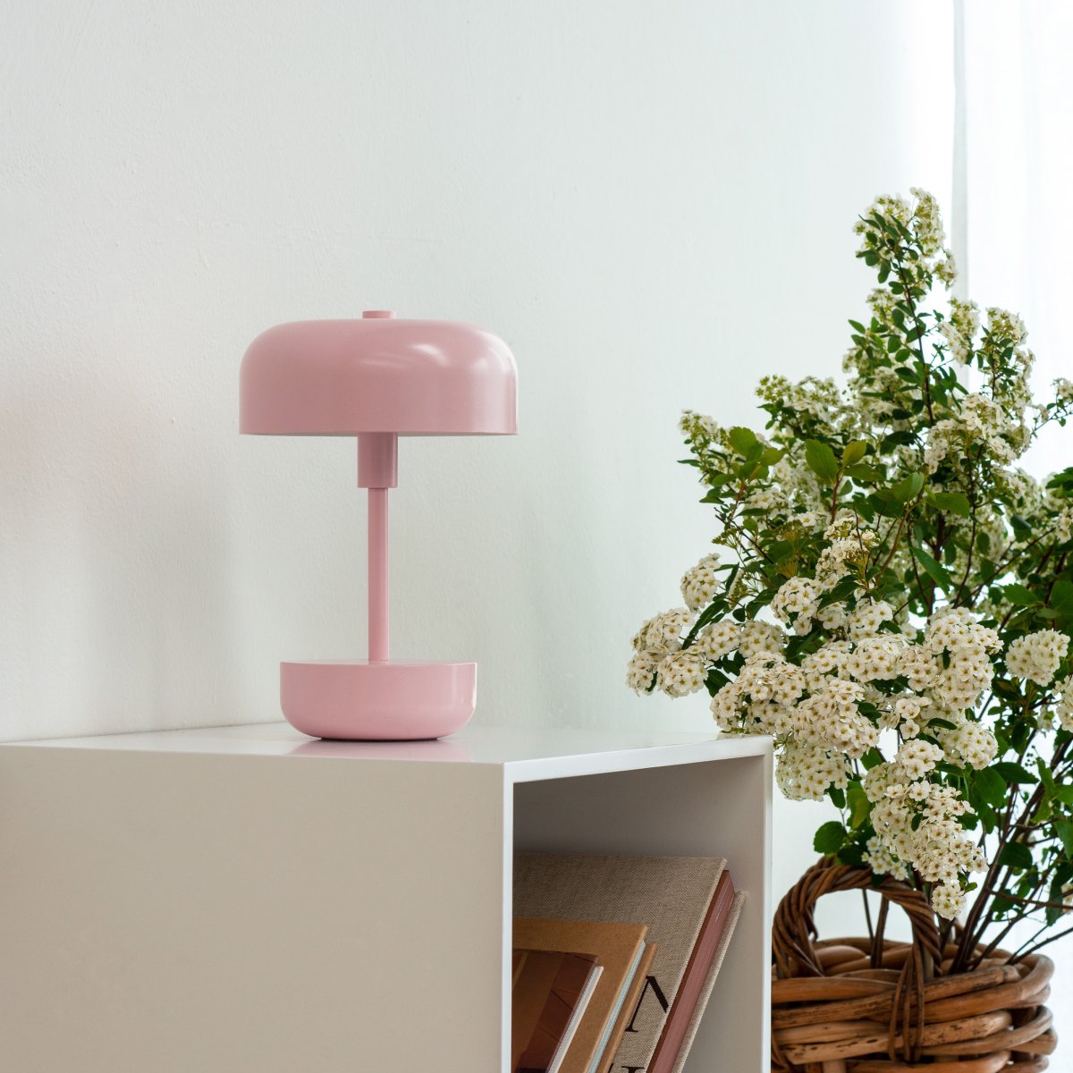 Haipot 25cm Roze Draagbare Van Dyberg Larsen - Haipot is verkrijgbaar in verschillende kleuren en heeft een open kap die de kleur van de basis accentueert, waardoor er een prachtig schaduwspel ontstaat als het donker wordt.