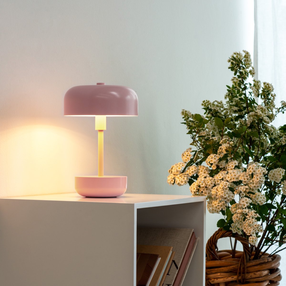 Haipot 25cm Roze Draagbare Van Dyberg Larsen - Haipot is verkrijgbaar in verschillende kleuren en heeft een open kap die de kleur van de basis accentueert, waardoor er een prachtig schaduwspel ontstaat als het donker wordt.