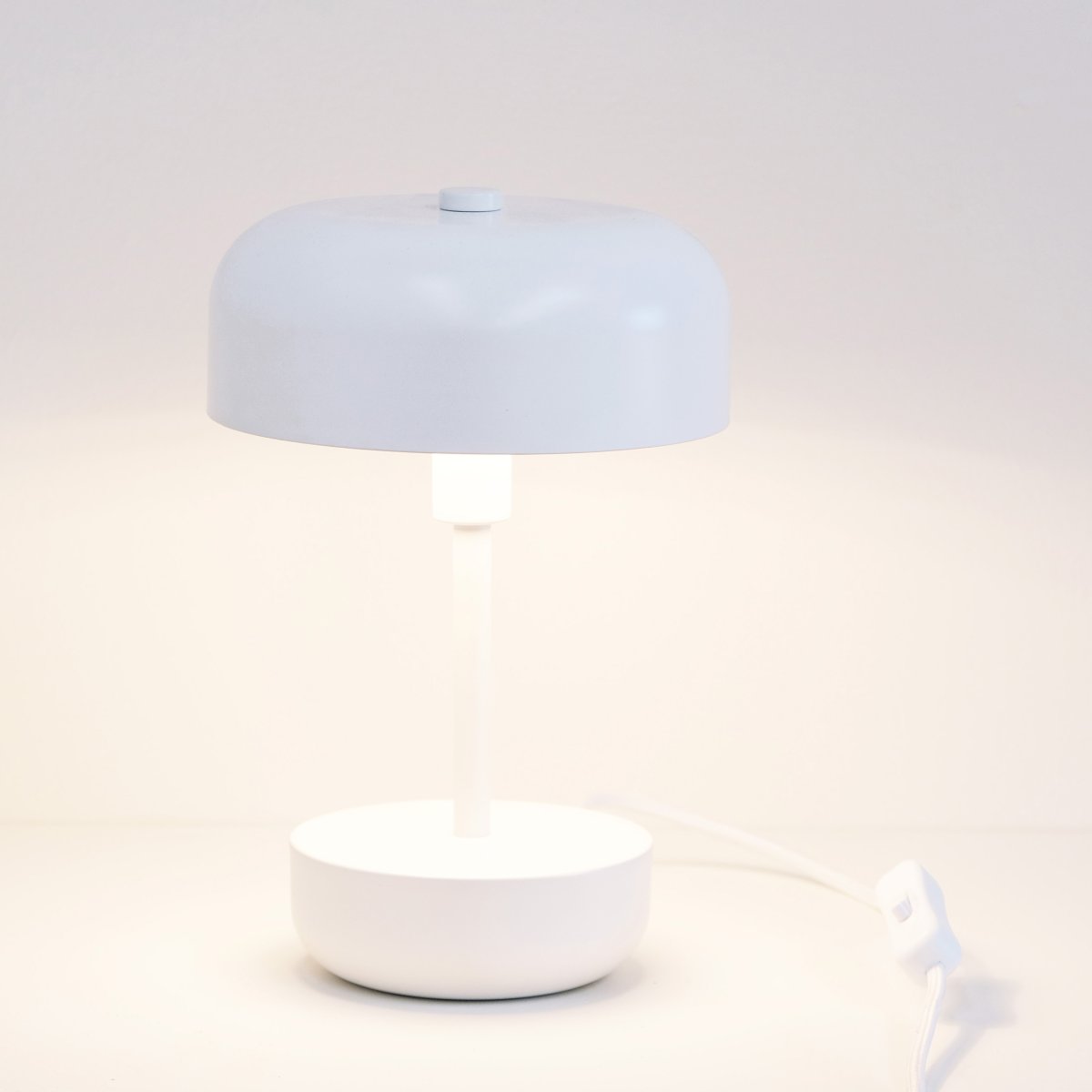 Haipot 25cm Wit tafellamp Van Dyberg Larsen - De Haipot-serie is verkrijgbaar in zowel stijlvolle als levendige tinten en zorgt voor een opvallende uitstraling en een modern kamerthema.