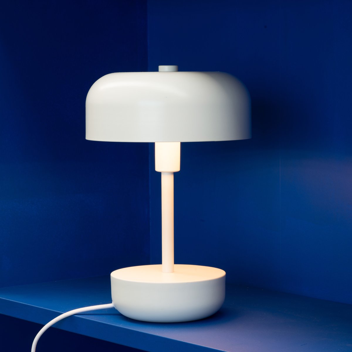 Haipot 25cm Wit tafellamp Van Dyberg Larsen - De Haipot-serie is verkrijgbaar in zowel stijlvolle als levendige tinten en zorgt voor een opvallende uitstraling en een modern kamerthema.