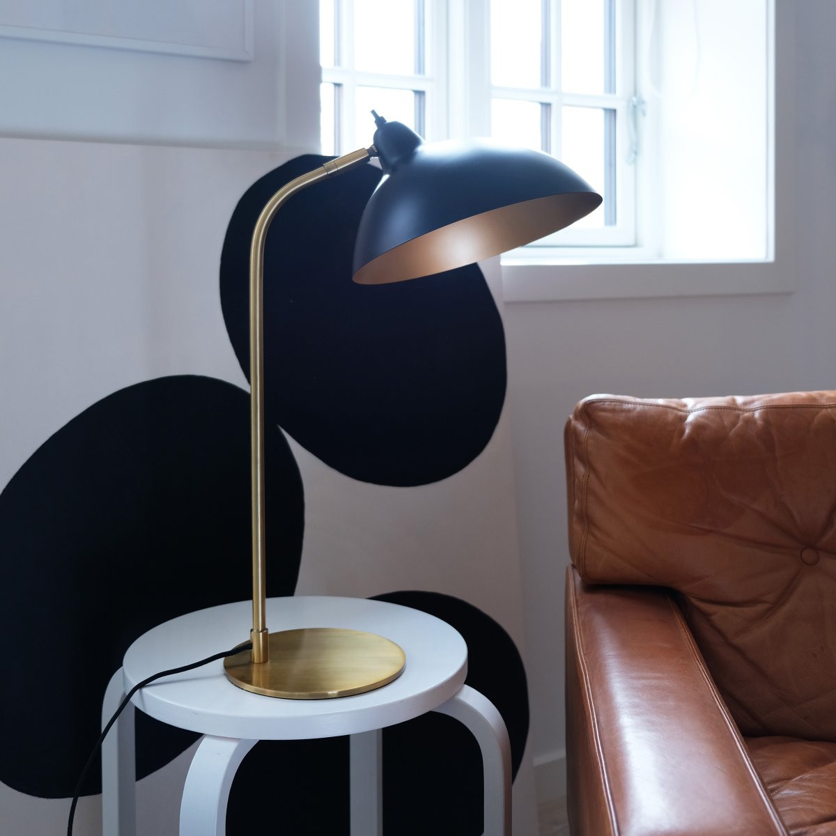 Futura 55cm Messing tafellamp Van Dyberg Larsen - Het zwarte oppervlak en de antieke messingkleurige binnenkant van de lampenkap verspreiden een warm licht en cre&euml;ren een gezellige sfeer in huis.