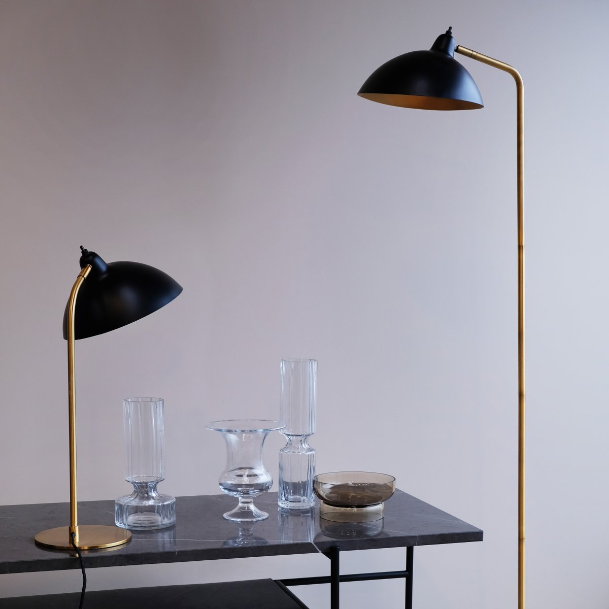 Futura 55cm Messing tafellamp Van Dyberg Larsen - Het zwarte oppervlak en de antieke messingkleurige binnenkant van de lampenkap verspreiden een warm licht en cre&euml;ren een gezellige sfeer in huis.
