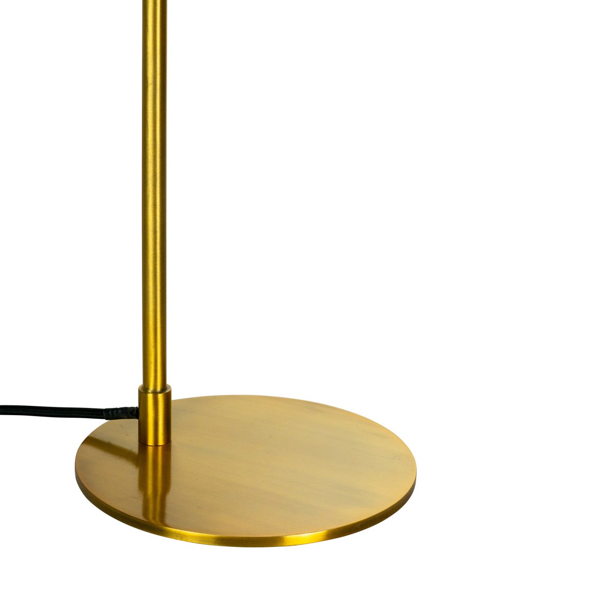 Futura 55cm Messing tafellamp Van Dyberg Larsen - Het zwarte oppervlak en de antieke messingkleurige binnenkant van de lampenkap verspreiden een warm licht en cre&euml;ren een gezellige sfeer in huis.