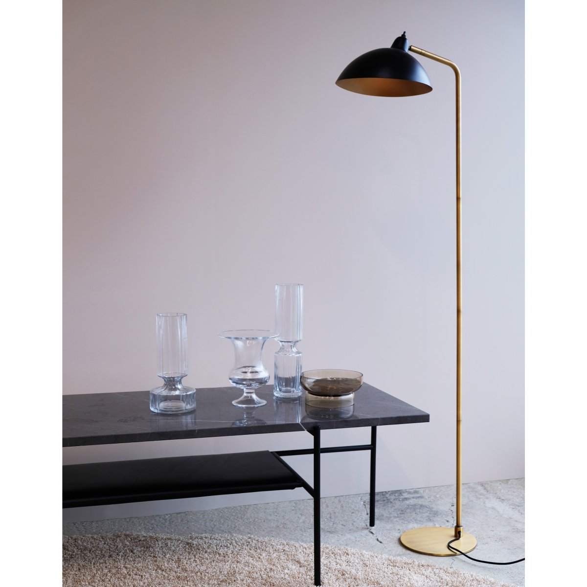 Futura Messing vloerlamp Van Dyberg Larsen - Het zwarte oppervlak en de antieke messingkleurige binnenkant van de lampenkap verspreiden een warm licht en cre&euml;ren een gezellige sfeer in huis.