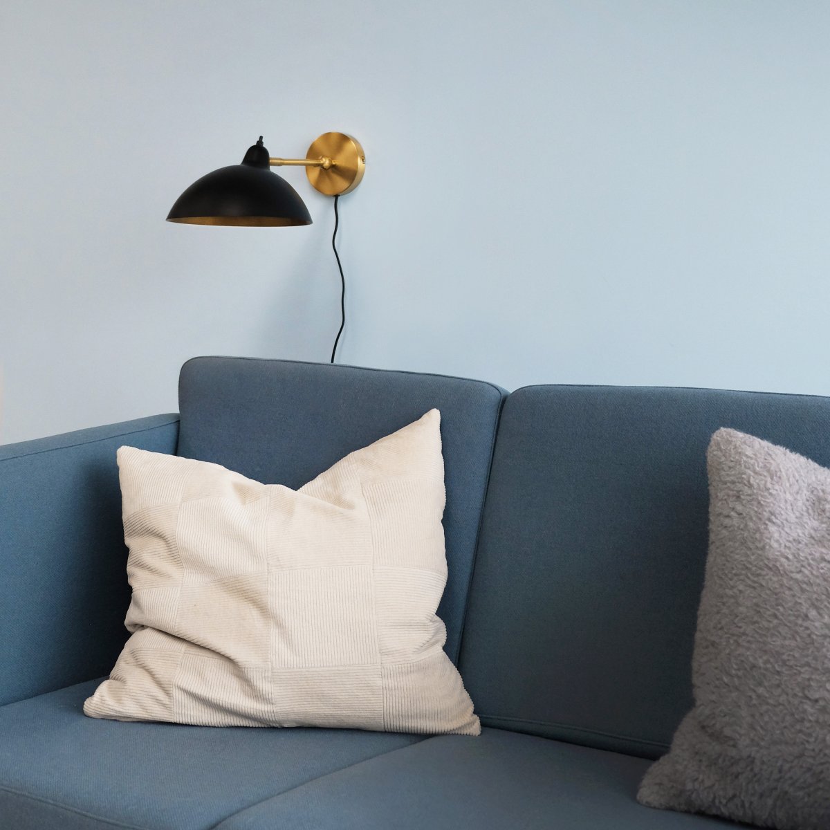 Futura 43cm Messing wandlamp Van Dyberg Larsen - Gemaakt van metaal met een zwarte buitenkant en een messing binnenkant, wat zorgt voor een elegante uitstraling.