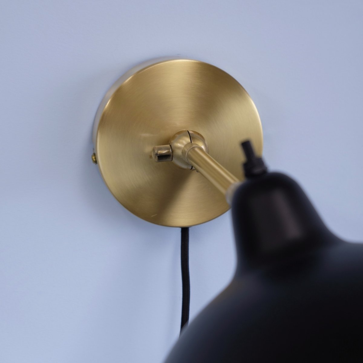 Futura 43cm Messing wandlamp Van Dyberg Larsen - Gemaakt van metaal met een zwarte buitenkant en een messing binnenkant, wat zorgt voor een elegante uitstraling.