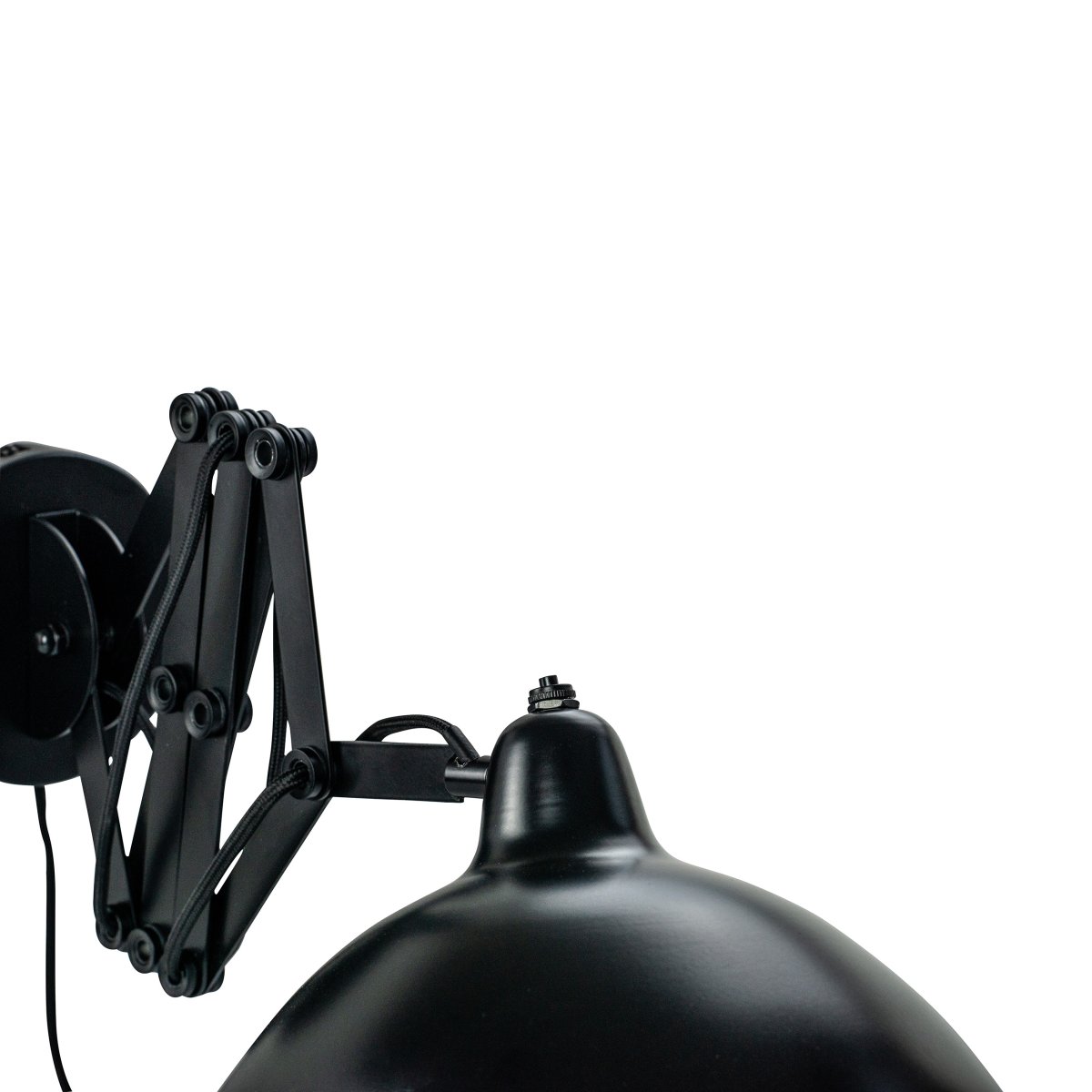 Futura 60cm Zwart wandlamp Van Dyberg Larsen - Gemaakt van metaal met een zwarte buitenkant en een witte binnenkant, wat zorgt voor een minimalistische look.