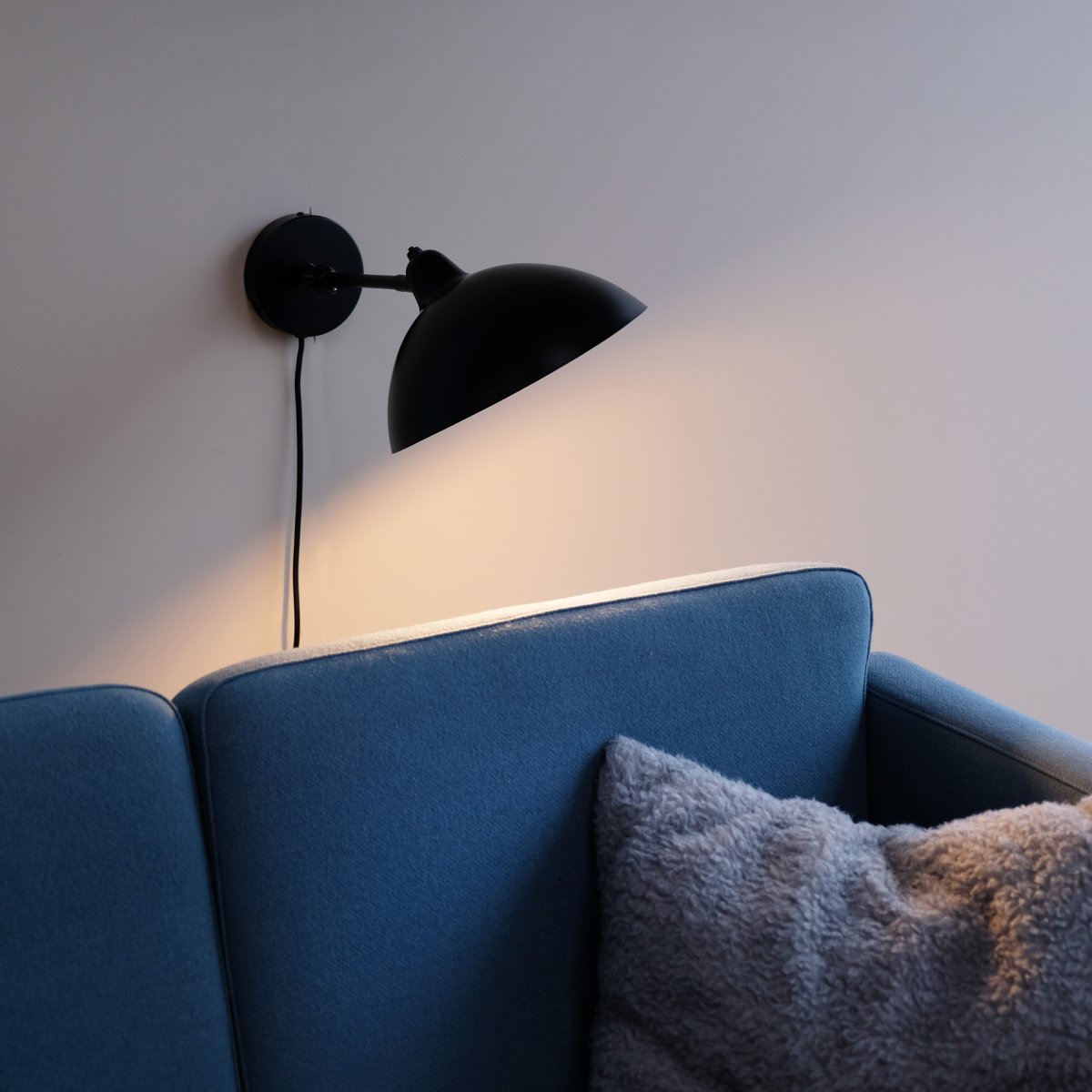 Futura 43cm Zwart wandlamp Van Dyberg Larsen - Gemaakt van metaal met een zwarte buitenkant en een witte binnenkant, wat zorgt voor een minimalistische look.