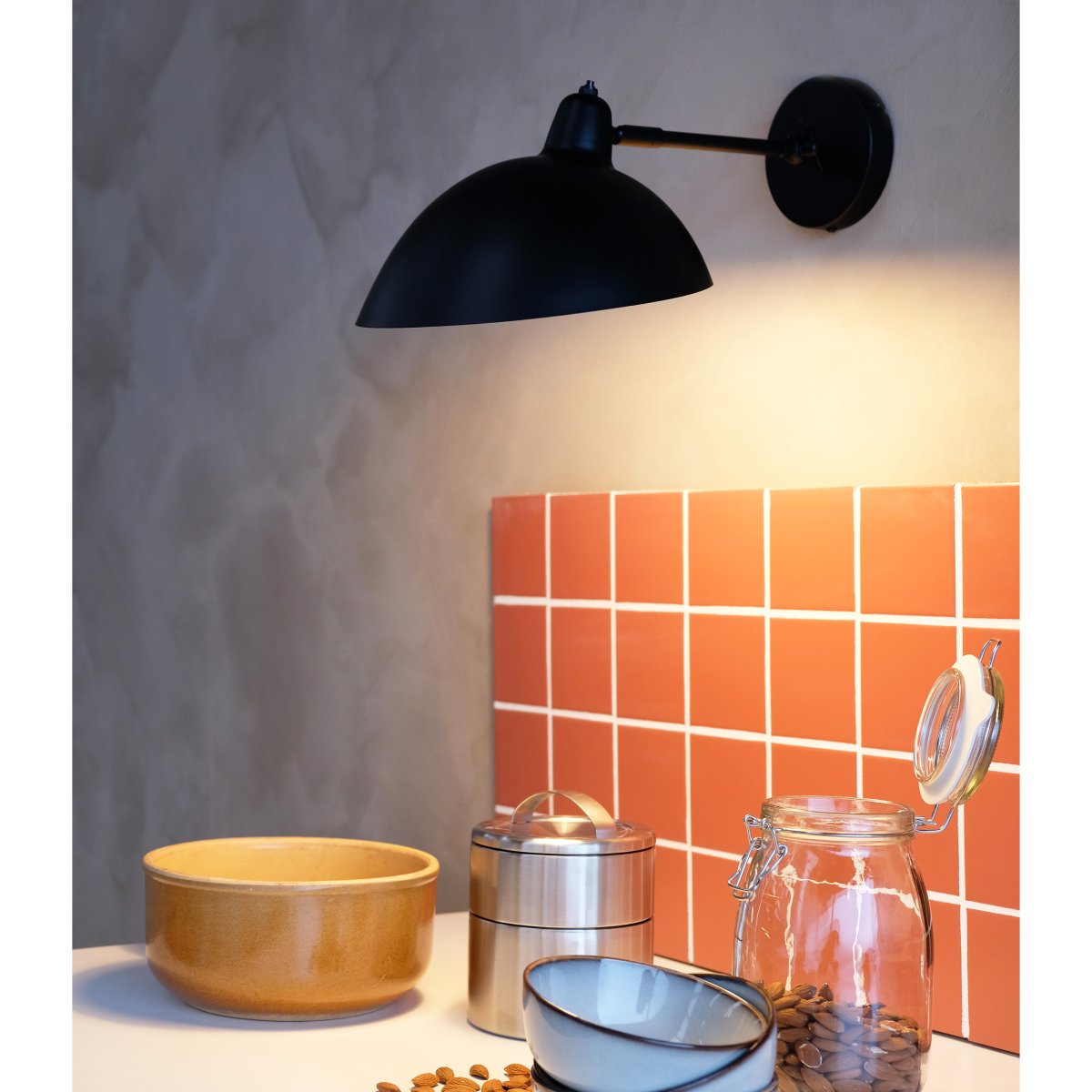 Futura 43cm Zwart wandlamp Van Dyberg Larsen - Gemaakt van metaal met een zwarte buitenkant en een witte binnenkant, wat zorgt voor een minimalistische look.