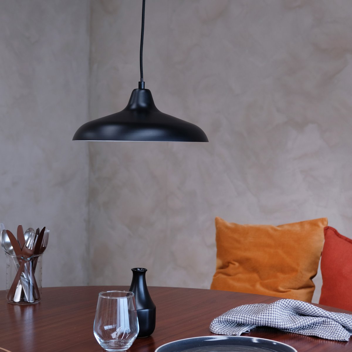 Futura Ø30 Zwart hanglamp Van Dyberg Larsen - De Futura plafondlamp van Dyberg Larsen heeft een prachtige vorm en een klassiek design.