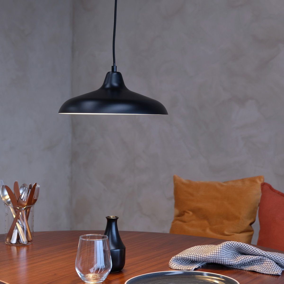 Futura Ø30 Zwart hanglamp Van Dyberg Larsen - De Futura plafondlamp van Dyberg Larsen heeft een prachtige vorm en een klassiek design.