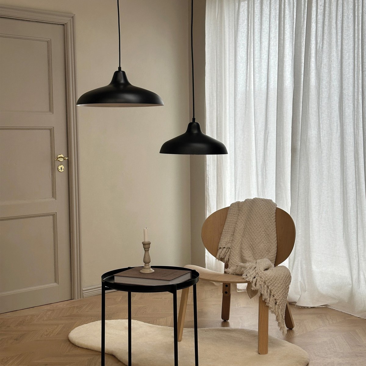 Futura Ø30 Zwart hanglamp Van Dyberg Larsen - De Futura plafondlamp van Dyberg Larsen heeft een prachtige vorm en een klassiek design.