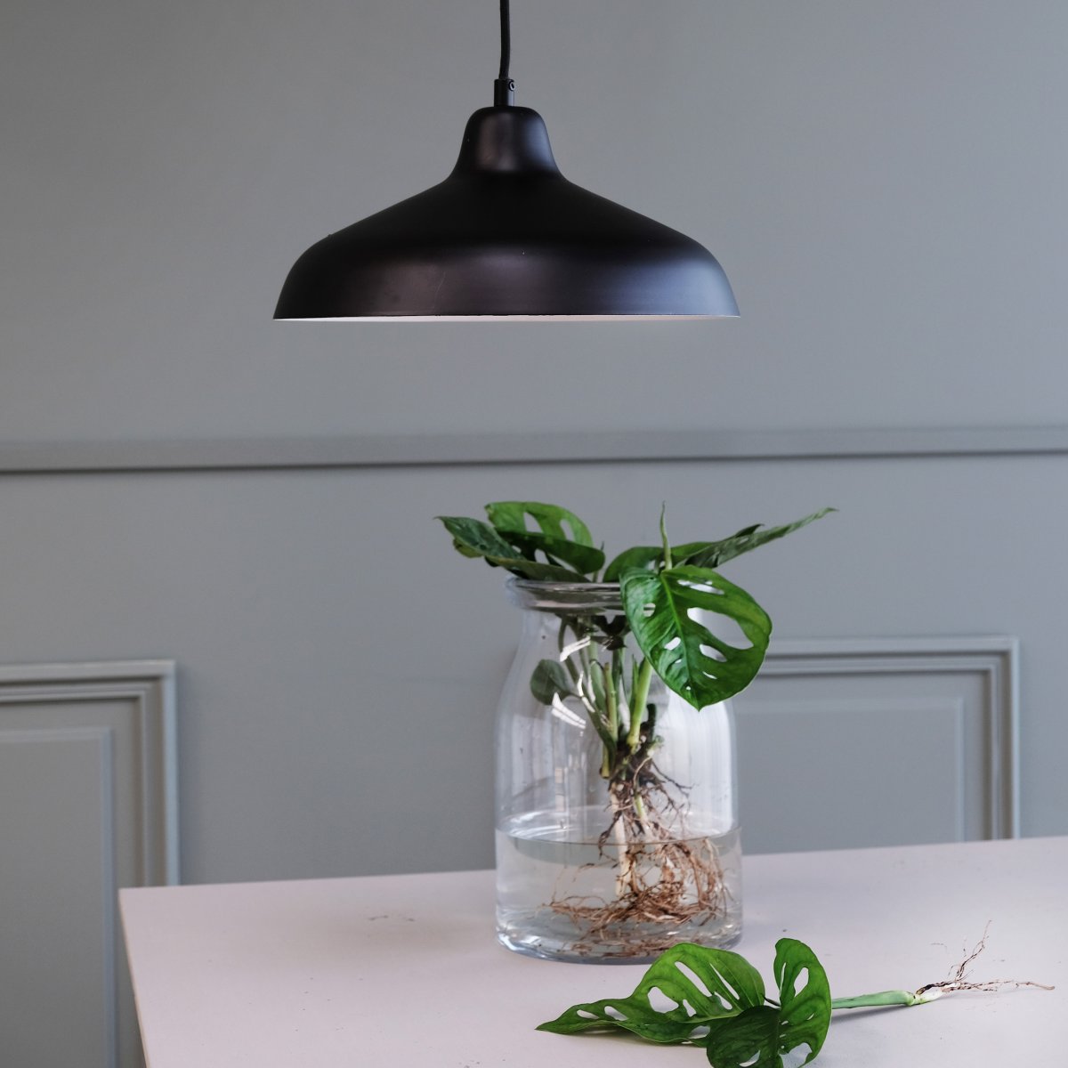 Futura Ø40 Zwart hanglamp Van Dyberg Larsen - De Futura plafondlamp van Dyberg Larsen heeft een prachtige vorm en een klassiek design.