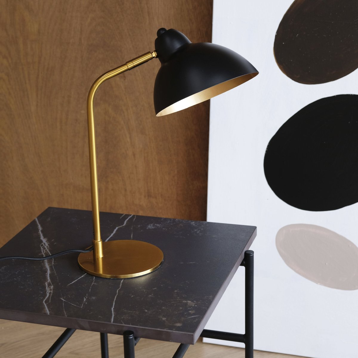 Futura 40cm Messing bureaulamp Van Dyberg Larsen - Futura is een stijlvolle tafellamp in messing en zwart, een perfecte combinatie van klassiek design en moderne functionaliteit.