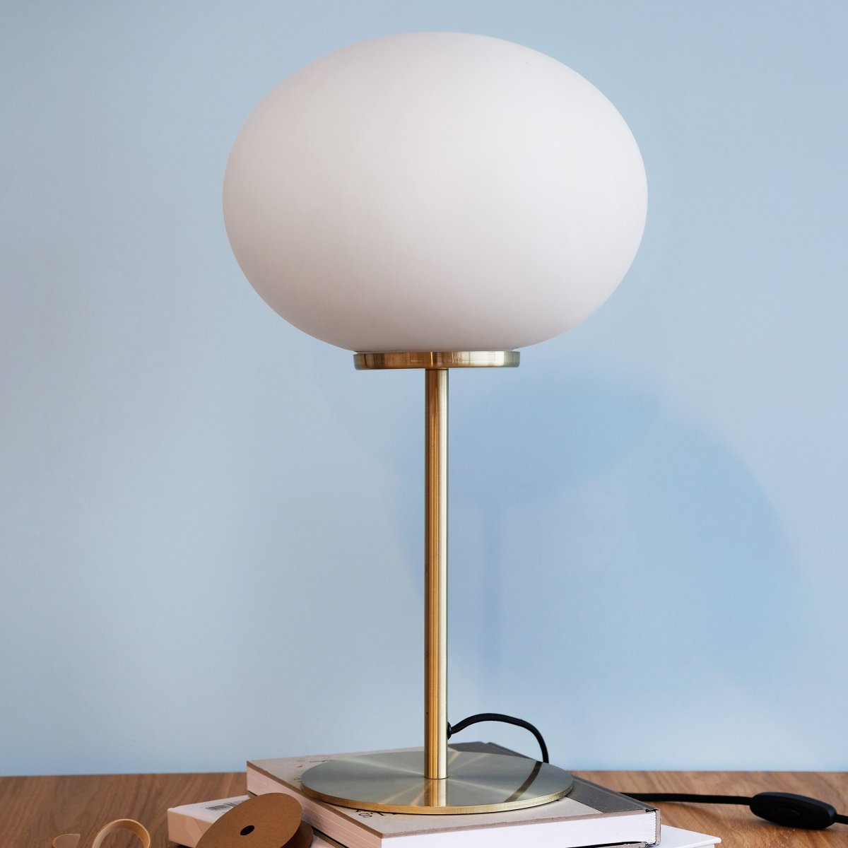 Queen 50cm Messing tafellamp Van Dyberg Larsen - Queen is een elegante tafellamp van metaal met een messing afwerking.