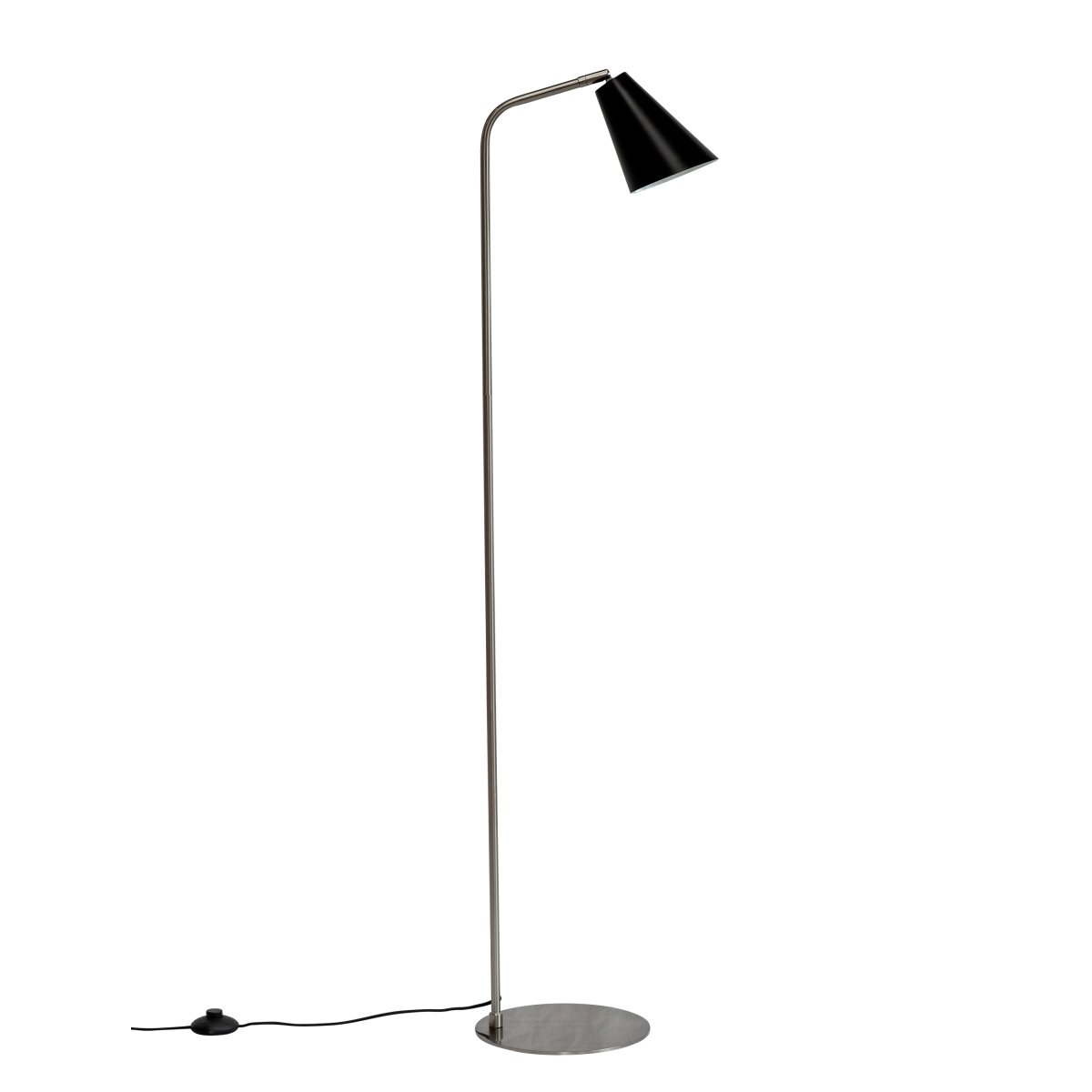 Oswald Geborsteld staal vloerlamp Van Dyberg Larsen - De witte binnenkant van de kap optimaliseert de lichtinval en de platte basis van geborsteld staal maakt het stijlvolle design compleet.
