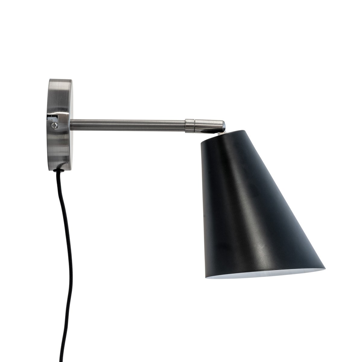 Oswald Geborsteld staal leeslamp Van Dyberg Larsen - De serie bestaat uit een tafellamp, staande lamp en wandlamp, wat zorgt voor een uniforme uitstraling in het hele huis.